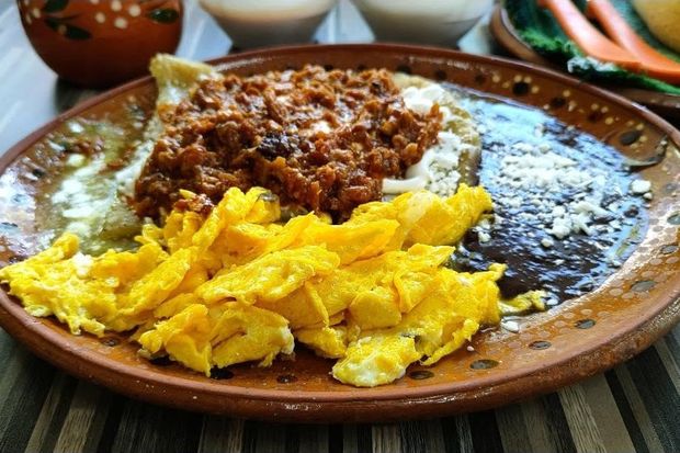 Chilaquiles con chorizo, huevo revuelto, frijoles y queso
