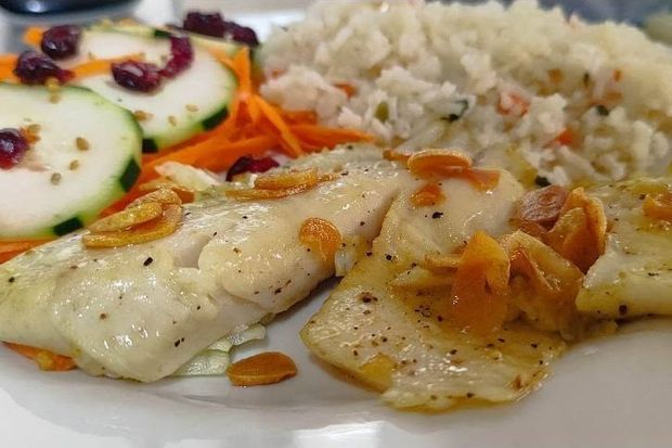 Filete a la plancha con ensalada de manzana y arroz